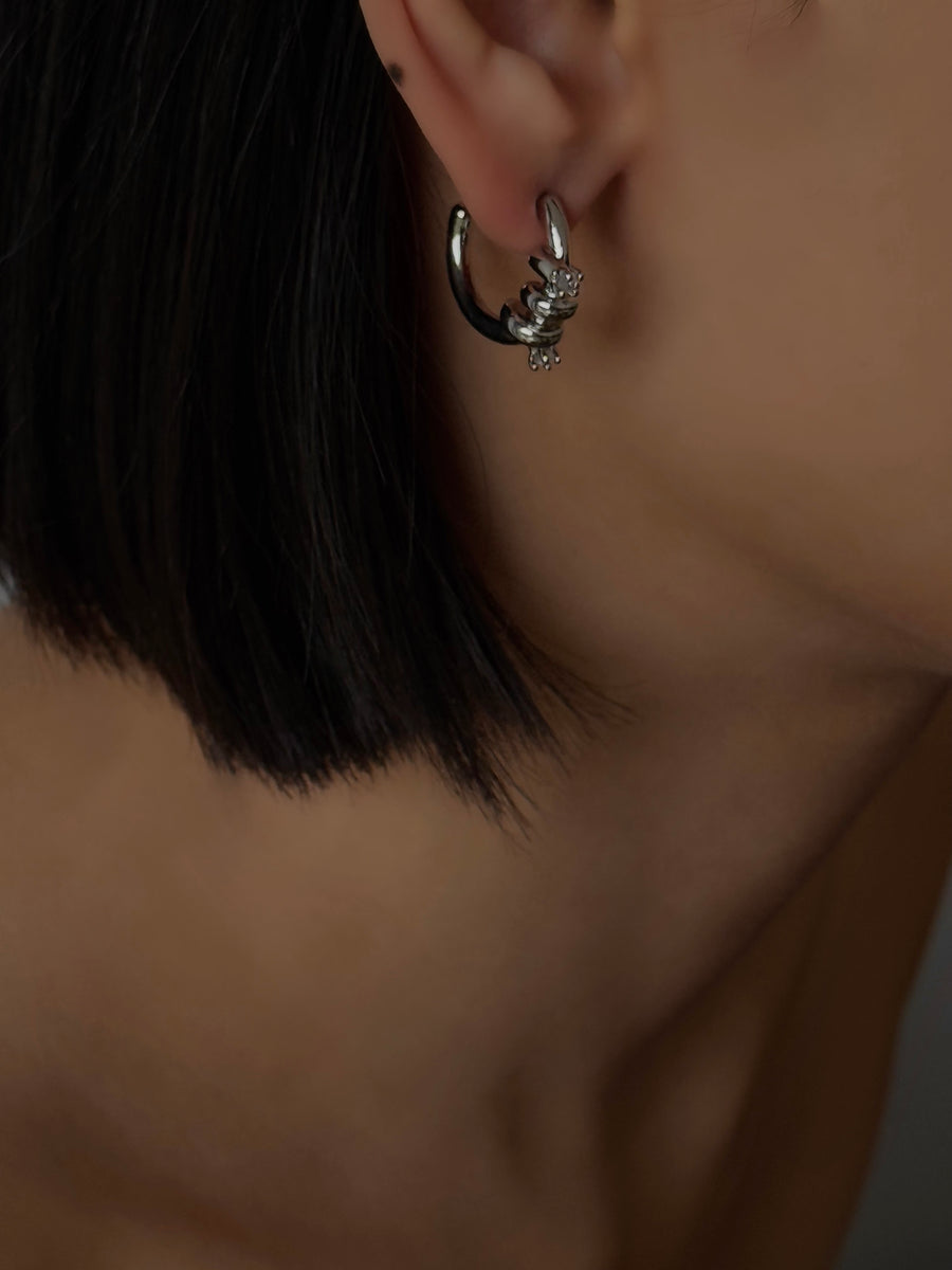 솔리테어가 있는 젬마 트위스트 귀걸이